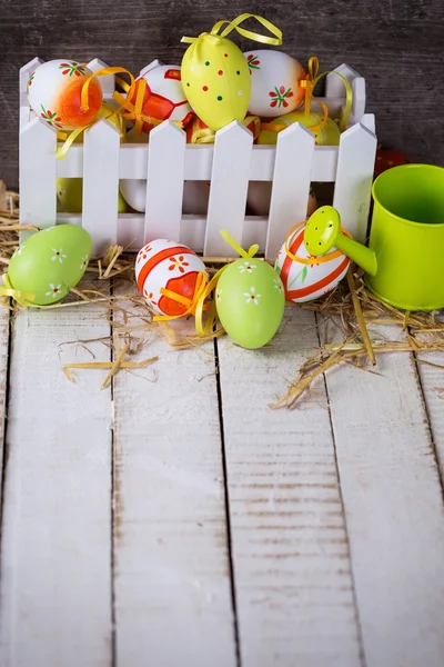 Bunte Ostereier im Karton — Stockfoto