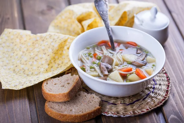 Suppe med pasta og grønnsaker – stockfoto