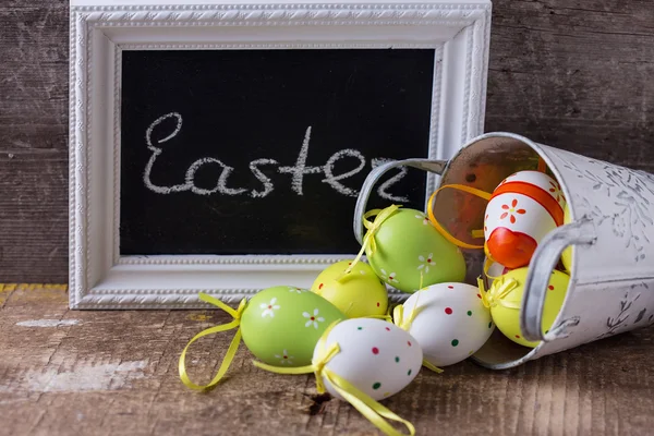 Huevos coloridos de Pascua en cubo —  Fotos de Stock