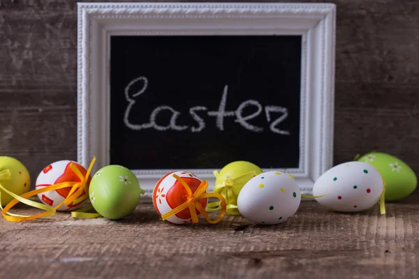 炫彩的复活节彩蛋和兔子 — 图库照片