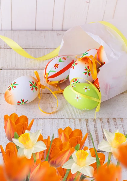 Barevné velikonoční vajíčka a květiny — Stock fotografie