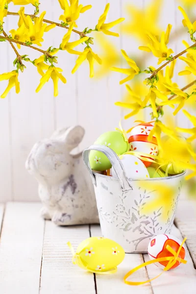 Conejo de Pascua y huevos . —  Fotos de Stock