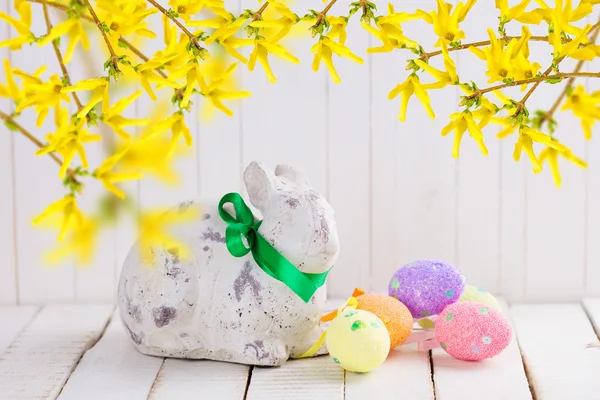 Paskalya tavşanı ve renkli yumurta — Stok fotoğraf