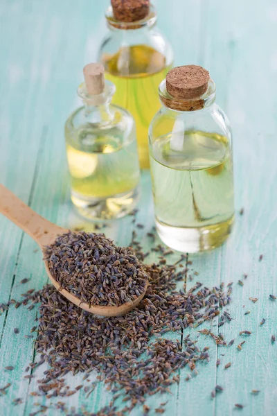 Botões de lavanda e óleo de aroma — Fotografia de Stock