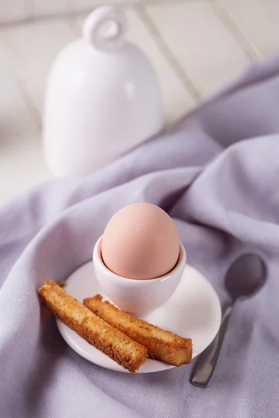 Kahvaltı masasında için haşlanmış yumurta — Stok fotoğraf