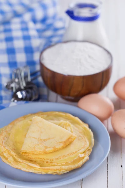 Panquecas ou crepes e ingredientes para ele — Fotografia de Stock