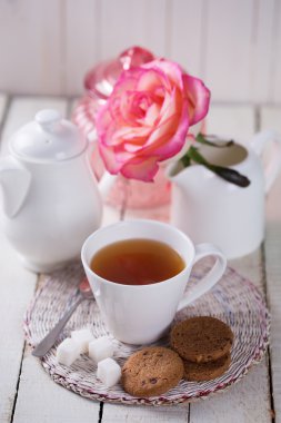 Bir fincan bitki çayı.