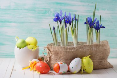 Tencerede parlak bahar çiçekleri