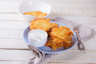 plaka üzerinde patates pancakes