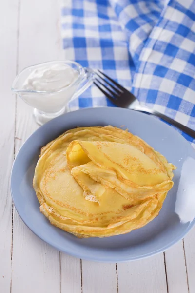 Pfannkuchen oder Crêpes auf Teller — Stockfoto