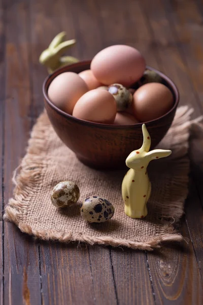 Pollo y huevos de codorniz —  Fotos de Stock