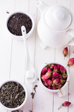 ahşap zemin üzerinde kuru bitki çayı