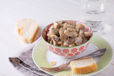 Fried mantar ekşi krema ile