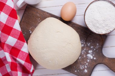 ahşap tahta üzerinde hamur 