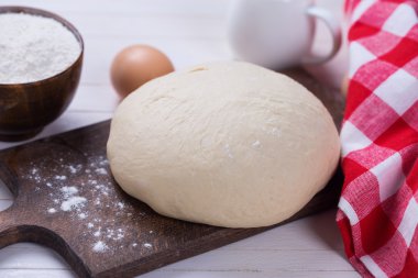 ahşap tahta üzerinde hamur