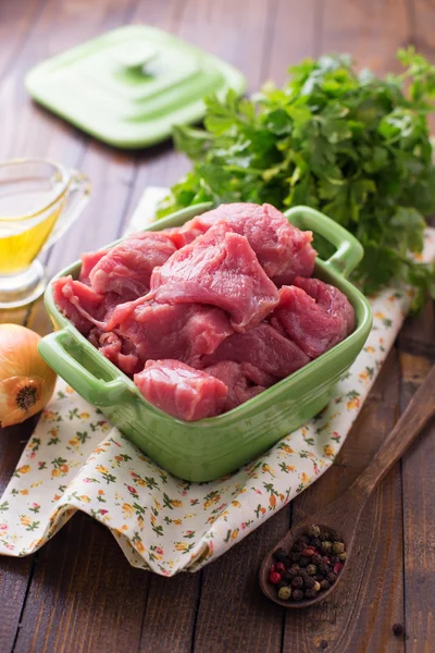 Färsk rå kött i skål — Stockfoto