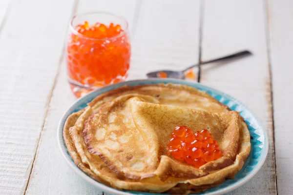 Pfannkuchen mit rotem Kaviar. — Stockfoto