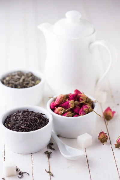 Té de hierbas seco sobre fondo de madera — Foto de Stock