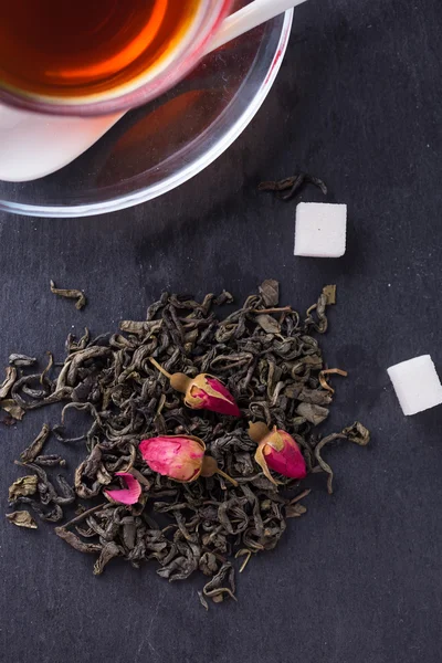 Té de hierbas seco y taza de té — Foto de Stock