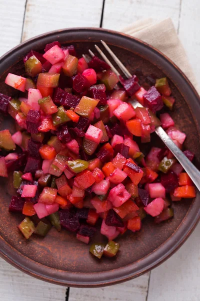 Sallad med rödbetor, potatis, morot, gurka — Stockfoto