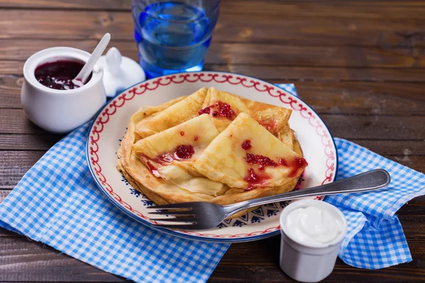 Pfannkuchen oder Crêpes auf Teller — Stockfoto