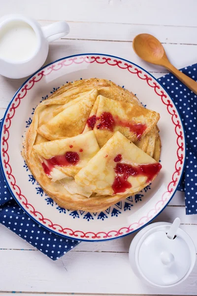 Pfannkuchen oder Crêpes auf Teller — Stockfoto