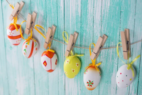 Barevné Velikonoce vejce na laně — Stock fotografie