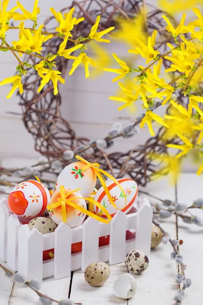 Œufs de Pâques colorés en boîte — Photo