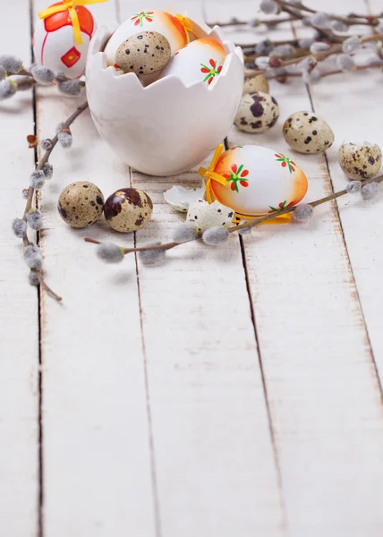 Uova di Pasqua in secchio e rami di salice — Foto Stock