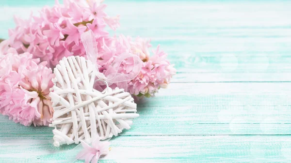 Heart and flowers on wooden background — Stock Photo, Image