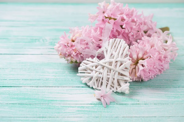 Heart and flowers on wooden background — Stock Photo, Image