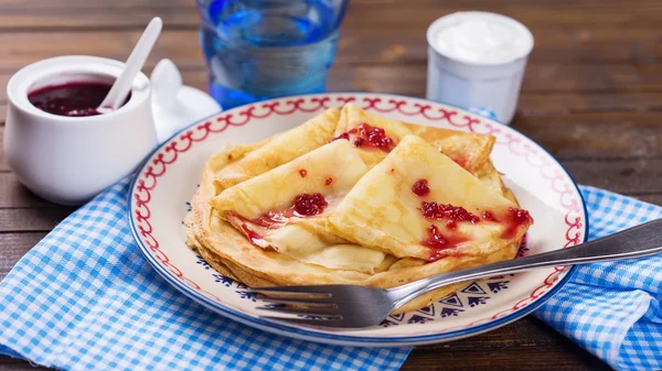 Pfannkuchen oder Crêpes auf Teller mit Marmelade — Stockfoto
