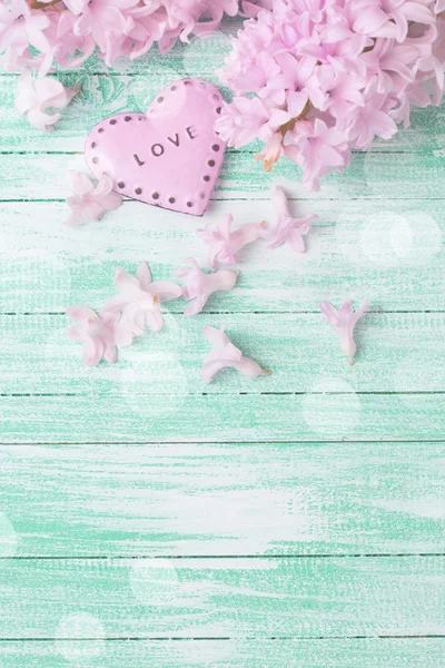 Fundo com flores jacintos e coração decorativo — Fotografia de Stock