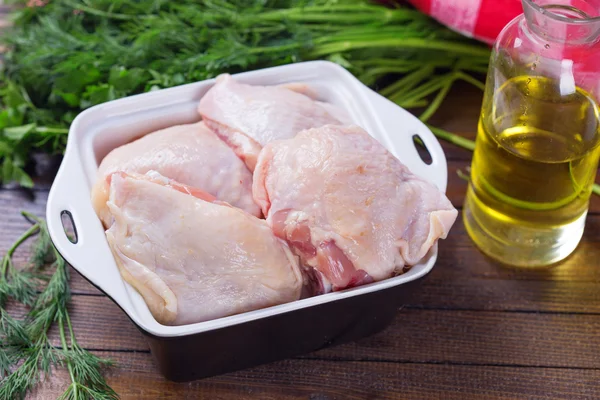 Carne crua de frango na mesa de madeira — Fotografia de Stock