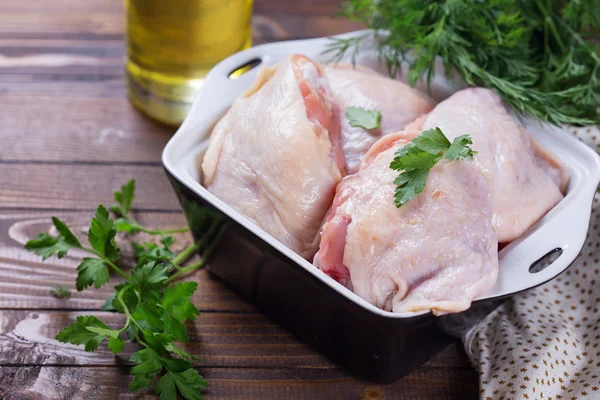 Carne crua de frango na mesa de madeira — Fotografia de Stock