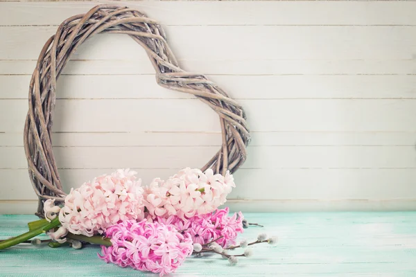 ヒヤシンスの花と装飾的な心がある郵便はがき — ストック写真