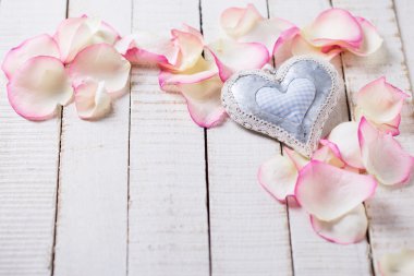 Gül yaprakları üzerinde dekoratif kalp