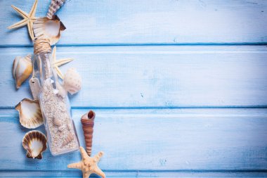 ahşap zemin üzerinde deniz öğeler. 