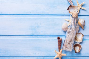 ahşap zemin üzerinde deniz öğeler. 