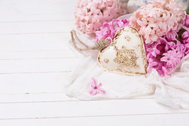 Pembe sümbül ve dekoratif kalp arka plan
