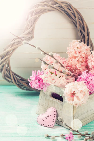 Çiçekler sümbül kutusu ve dekoratif kalp — Stok fotoğraf