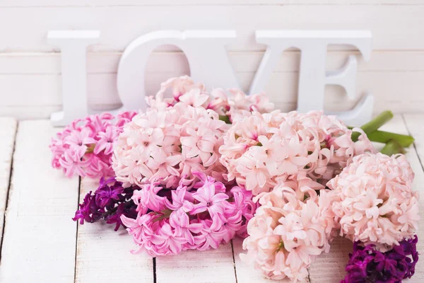 Čerstvé květiny a slovo láska — Stock fotografie