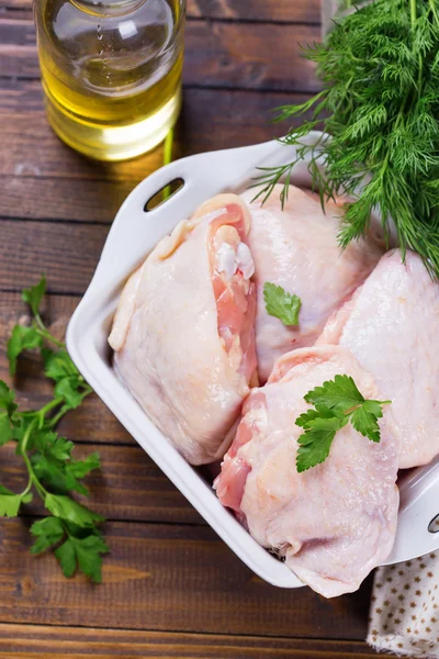 Mięso z kurczaka surowego na drewnianym stole — Zdjęcie stockowe
