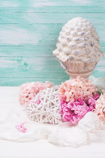 Achtergrond met roze hyacinten en decoratieve terracotta — Stockfoto