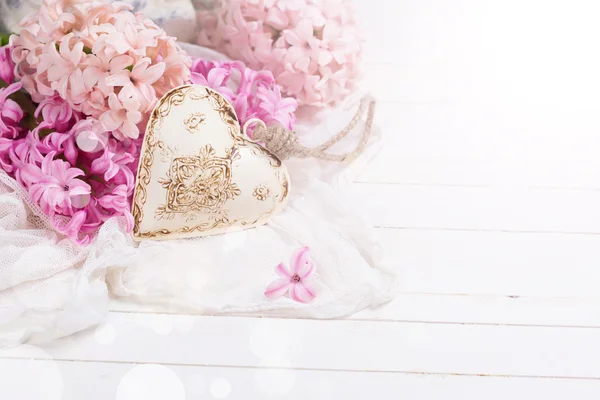 Фон з рожевими гіацинтами та декоративним серцем — стокове фото