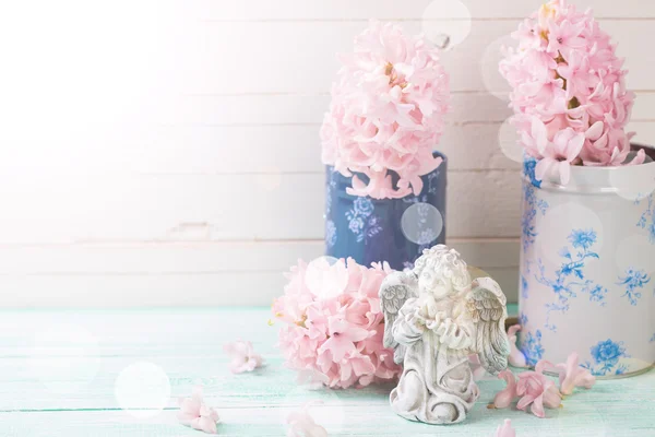 Kartpostal taze çiçekler hyacynths ve melek — Stok fotoğraf