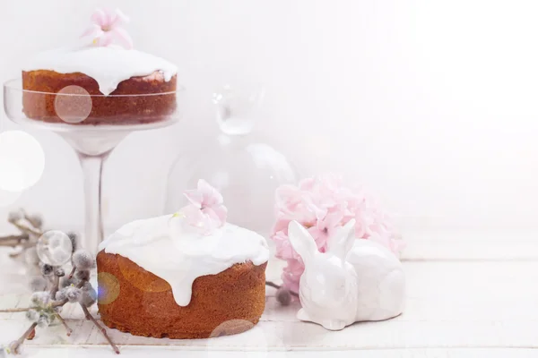 Pastel de Pascua sobre fondo de madera blanca —  Fotos de Stock