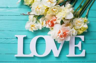 Taze çiçekler ve kelime aşk