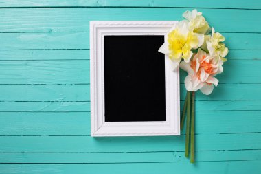 Arka plan ile taze nergis ve yazı tahtası