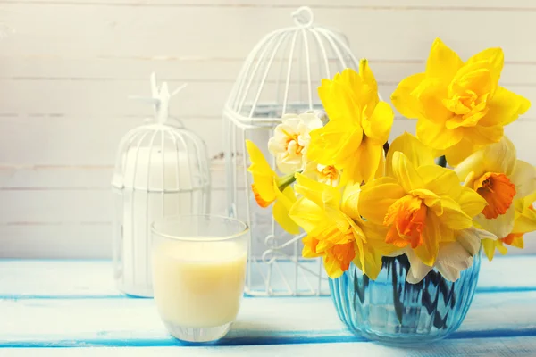 Postcard  with fresh narcissus and candles — Stock Photo, Image